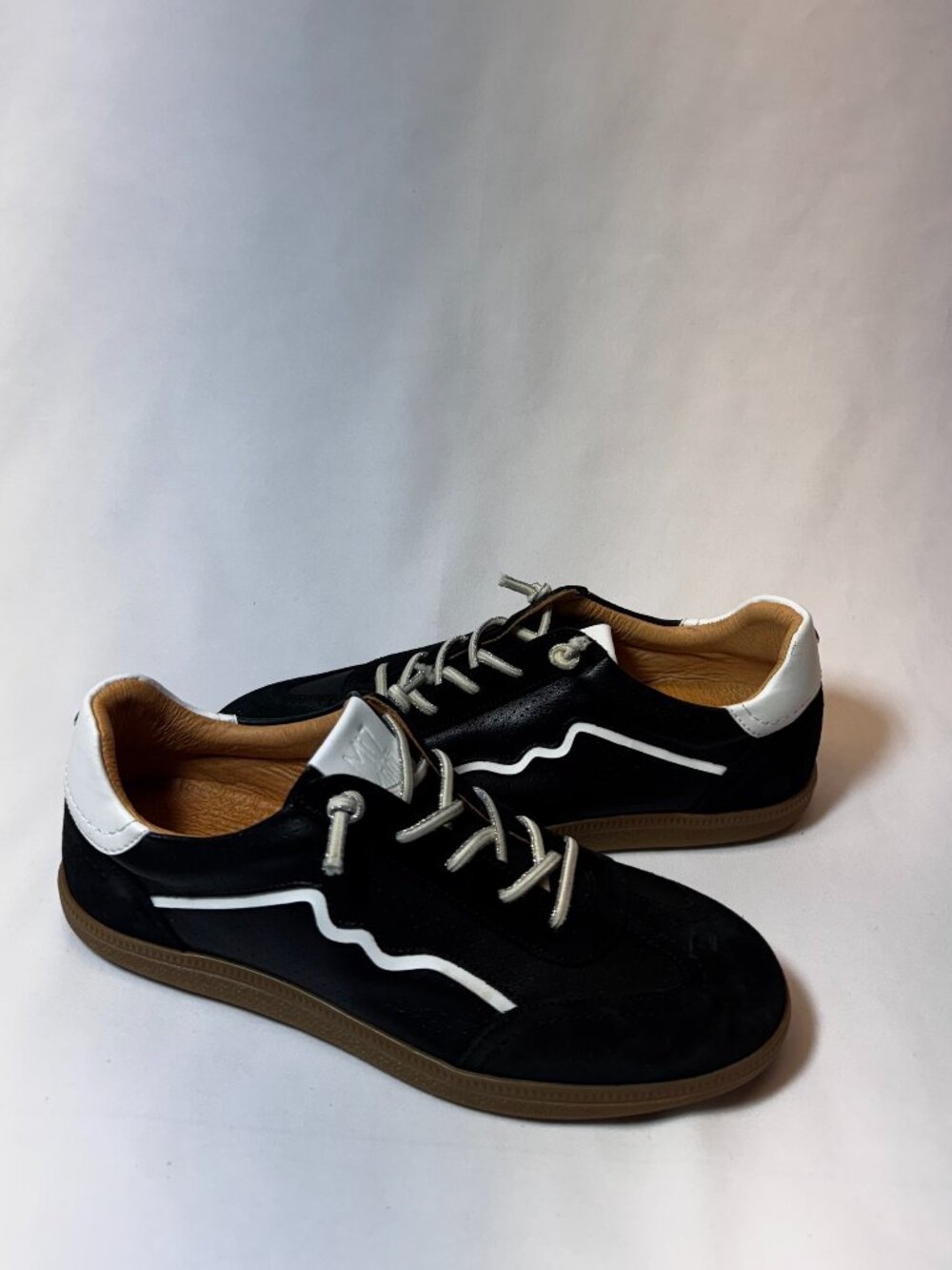 MIZ MOOZ LEATHER LACE UP CASUAL SNEAKERS BLACK 37EU / 7US #S-41
